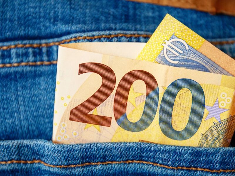 200-Euro-Schein in einer Hosentasche