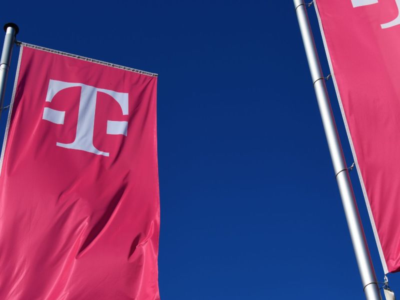 Telekom Flagge im Wind