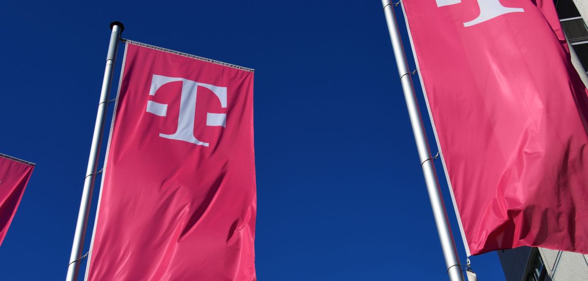 Telekom Flagge im Wind