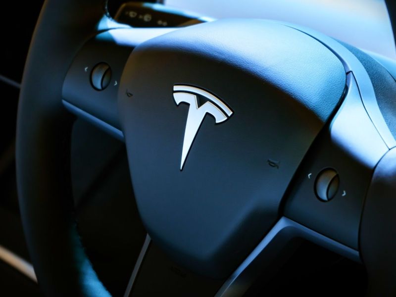Lenkrad mit Tesla Logo