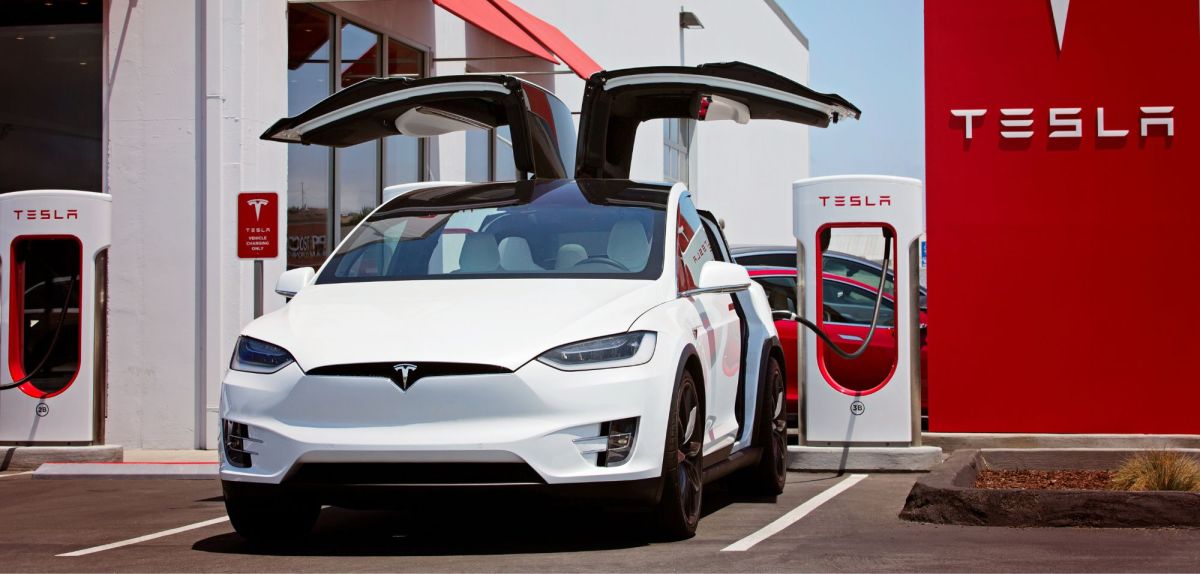 Ein Tesla Model X an einer LadesÃ¤ule des Herstellers.