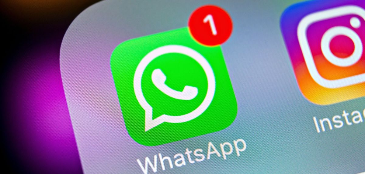 WhatsApp-Icon auf einem Bildschirm mit einem Hinweis zu einer neuen Benachrichtigung.