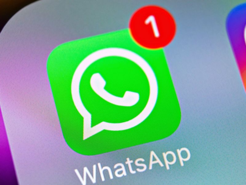 WhatsApp-Icon auf einem Bildschirm mit einem Hinweis zu einer neuen Benachrichtigung.