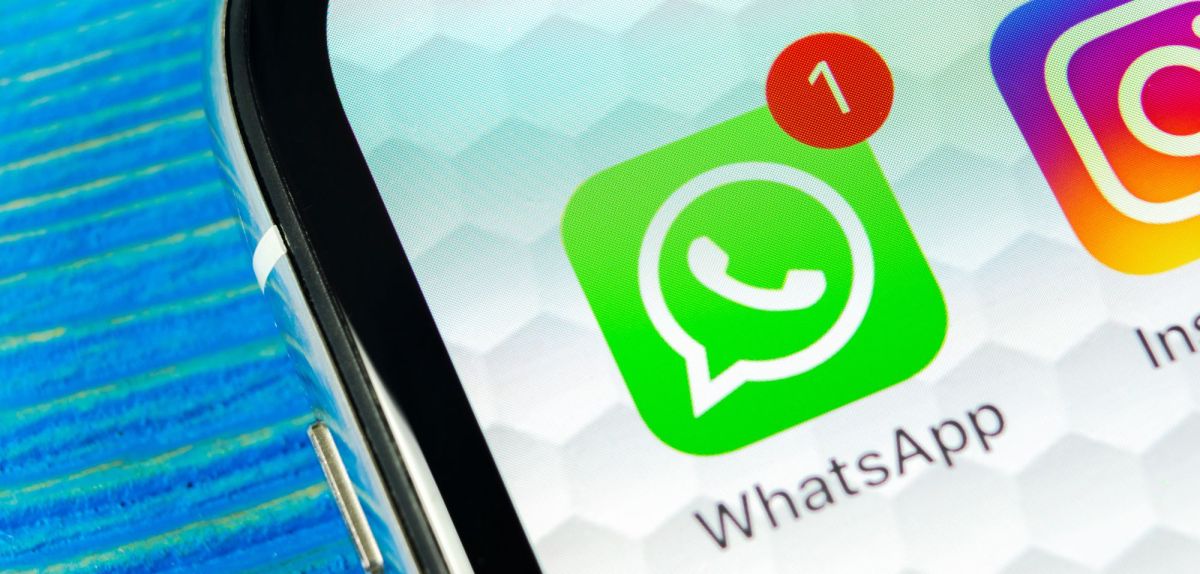 WhatsApp Logo auf dem Handy mit einer Nachricht
