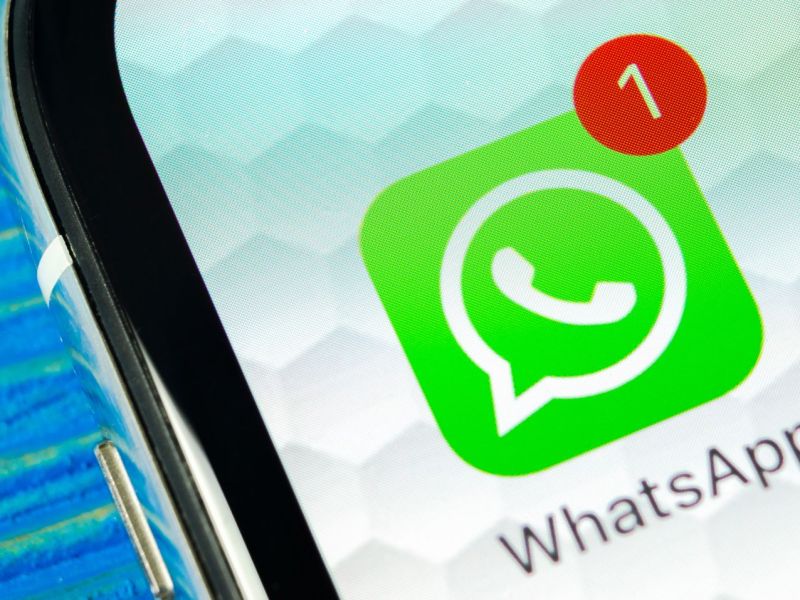 WhatsApp Logo auf dem Handy mit einer Nachricht