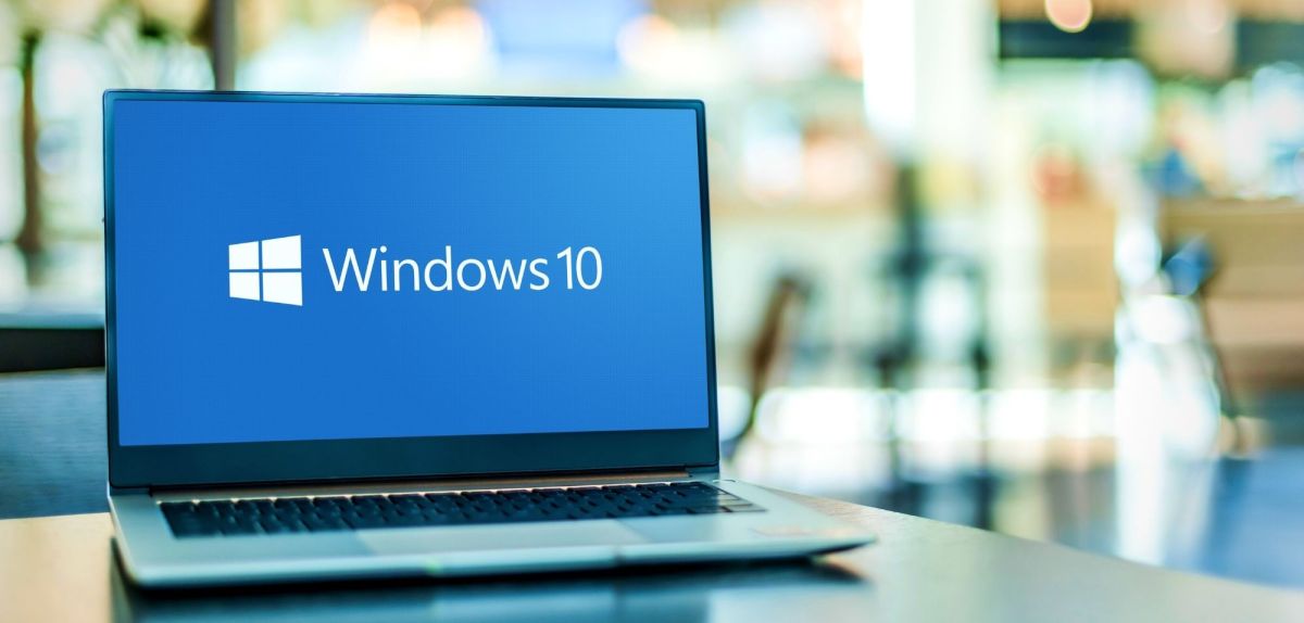 Windows 10-Logo auf einem Laptop-Bildschirm.