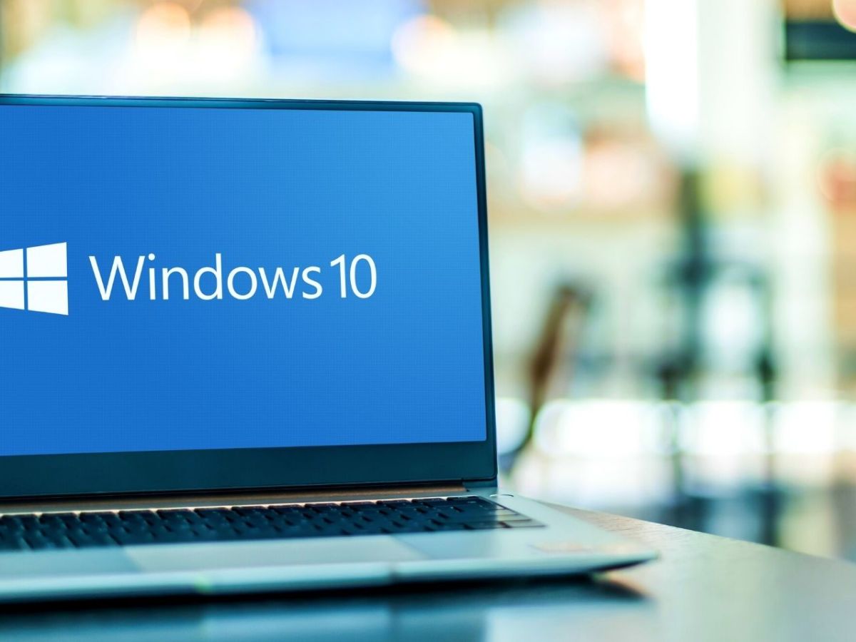 Windows 10-Logo auf einem Laptop-Bildschirm.