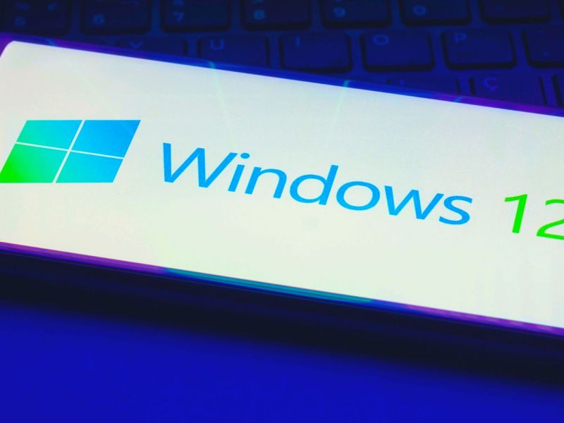 Symbolische Darstellung eines Windows 12-Logos auf einem Handy.
