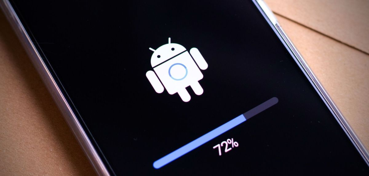 Android-Ladebildschirm auf einem Handy.