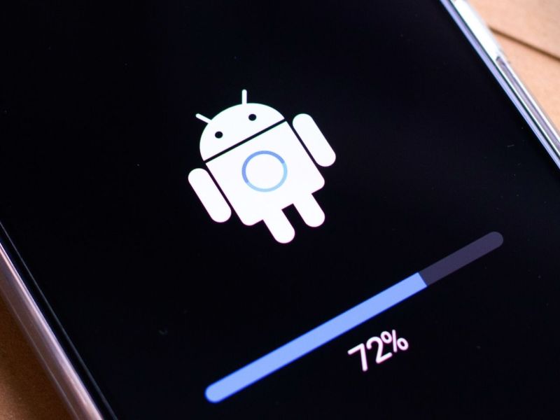 Android-Ladebildschirm auf einem Handy.