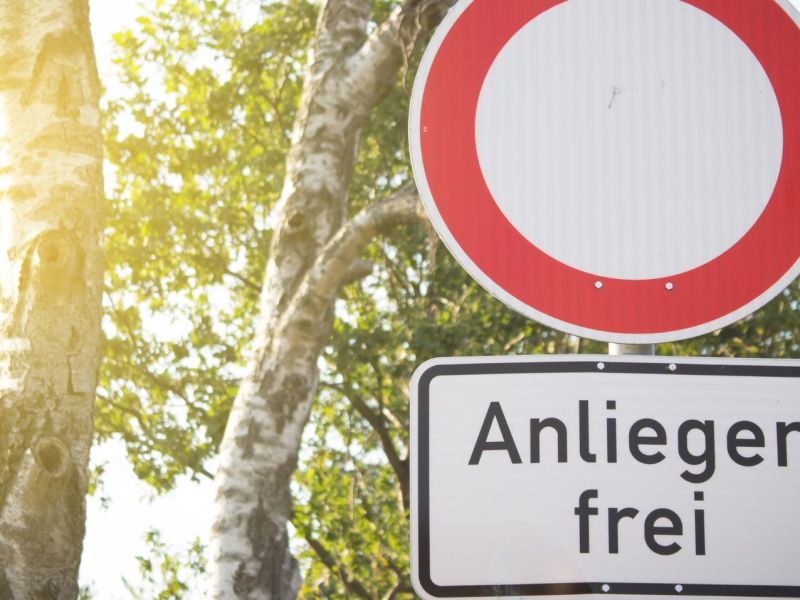 Ein Verkehrsschild mit dem Zusatz 