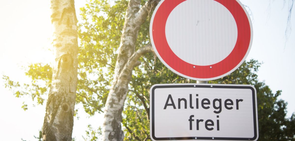 Ein Verkehrsschild mit dem Zusatz 