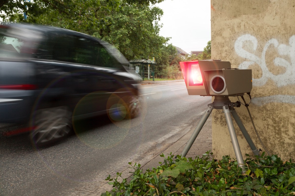 Auto wird von Blitzer erfasst