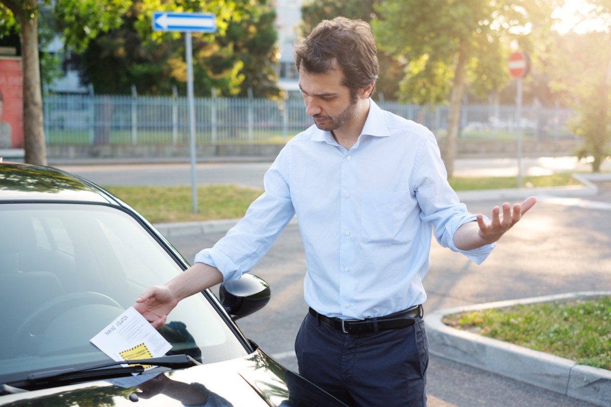 Mann hat Knöllchen am Auto