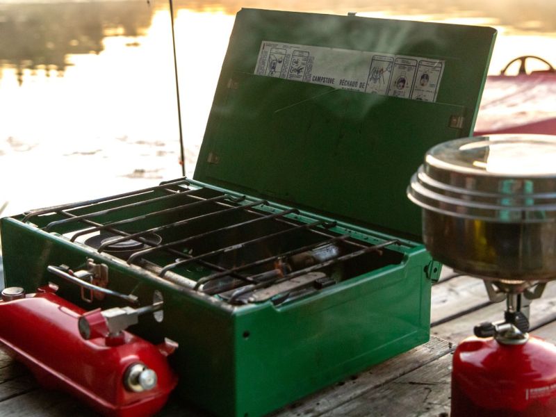 Camping-Gasgrill am Steg.