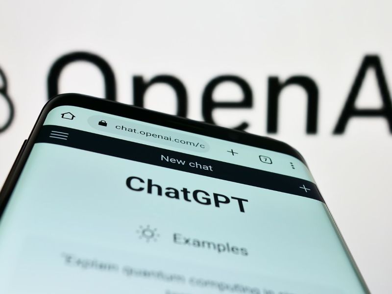 OpenAI Logo und chatGPT Anwendung
