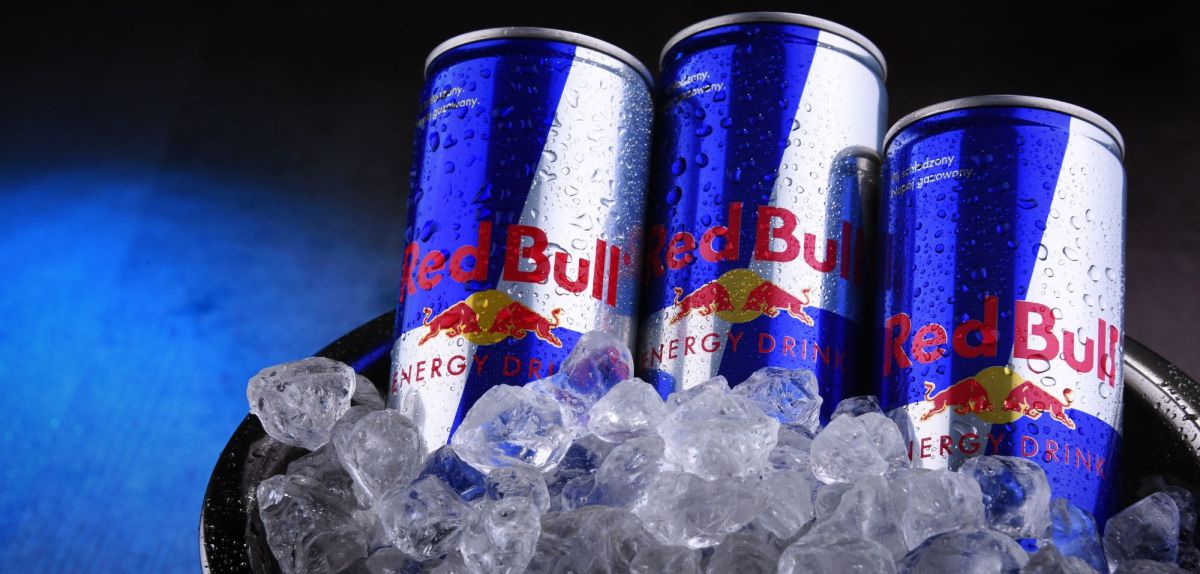 Energydrinks der Marke Red Bull in einer Schale mit Crushed Ice.