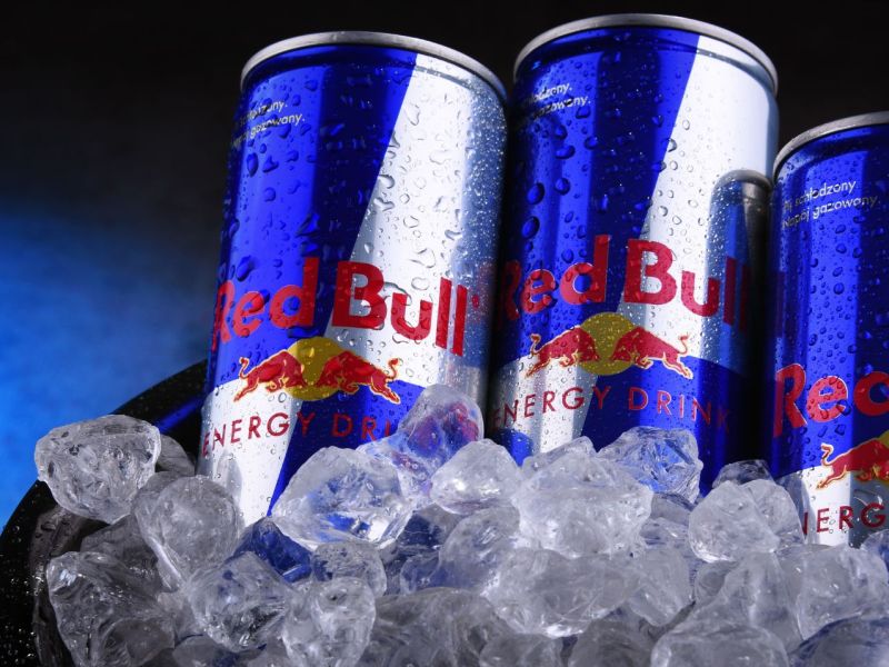 Energydrinks der Marke Red Bull in einer Schale mit Crushed Ice.