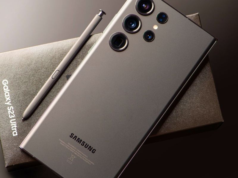 Ein Samsung Galaxy S23 Ultra mit Verpackung und Stift.