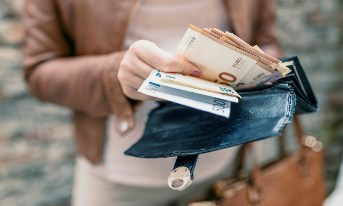 Frau mit Geldscheinen in der Hand.