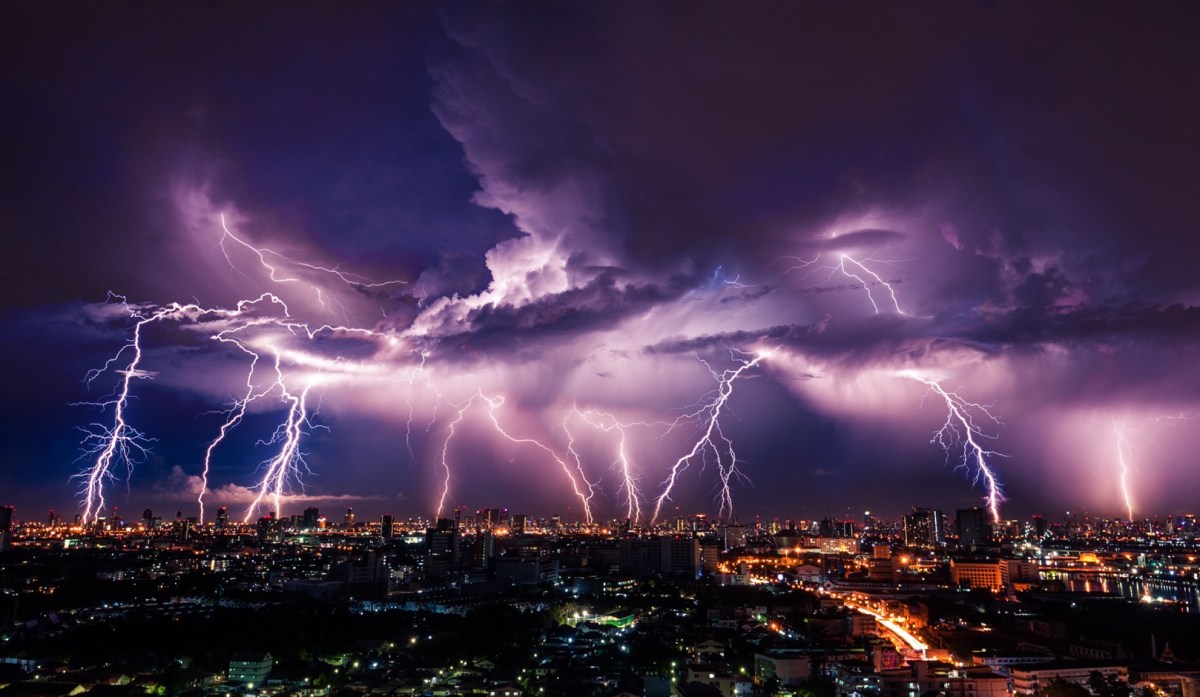 Gewitter über einer Stadt