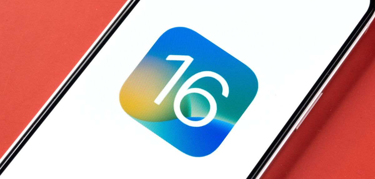 Ein Handy mit einem Symbol für iOS 16.