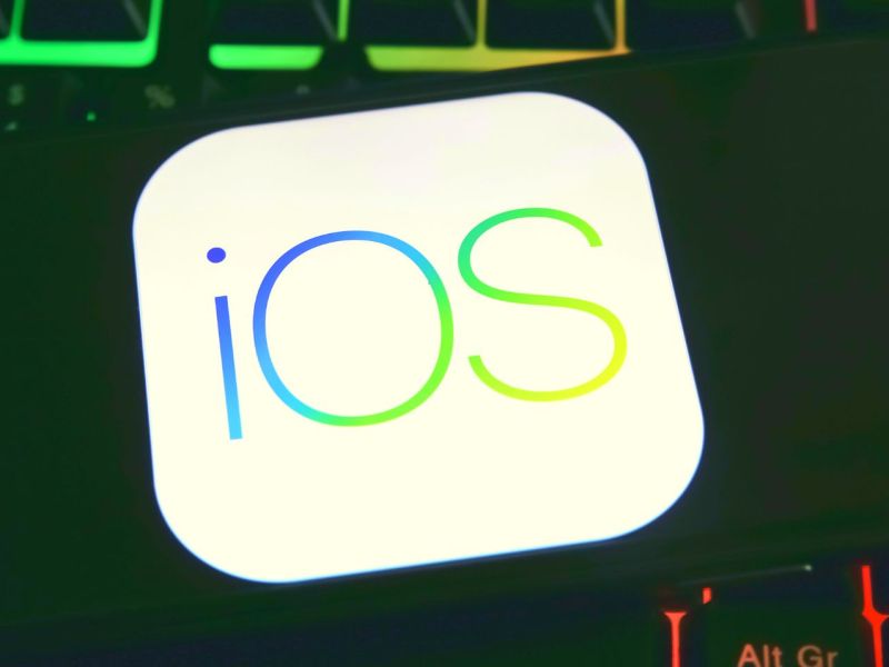 Handy mit iOS-Logo auf dem Display.