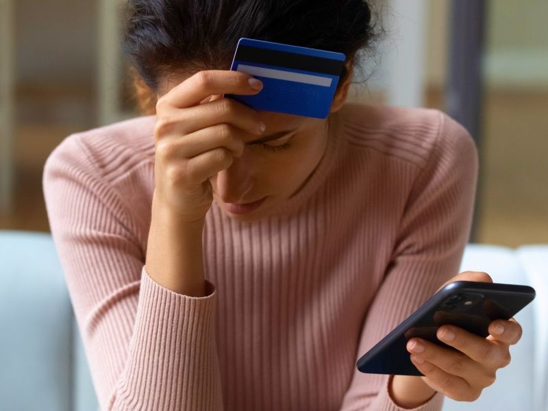 Frau leidet unter Kreditkartenbetrug