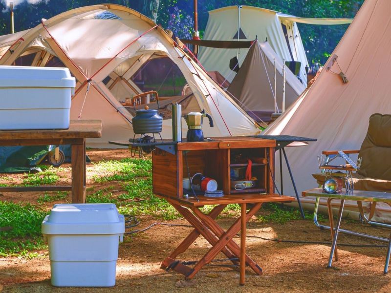Küchenbox aus Holz auf dem Campingplatz