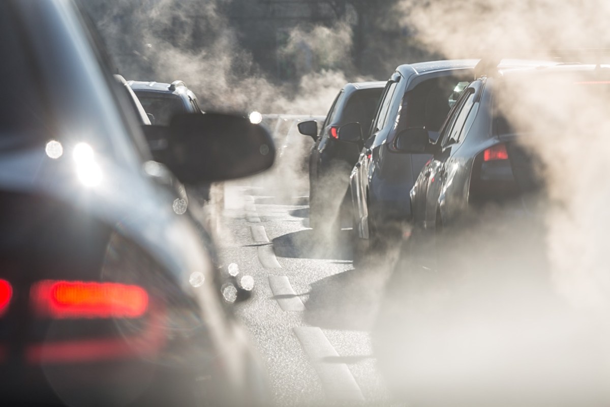 Autos im Stau mit Abgasen