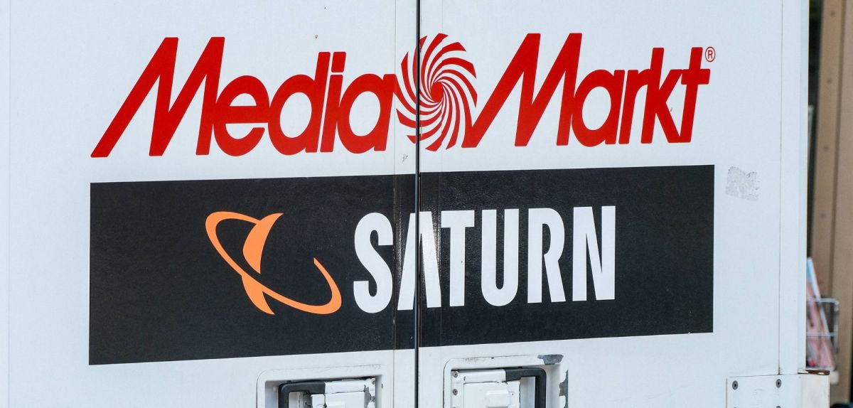 Logos von Media Markt und Saturn auf einem Lastwagen.