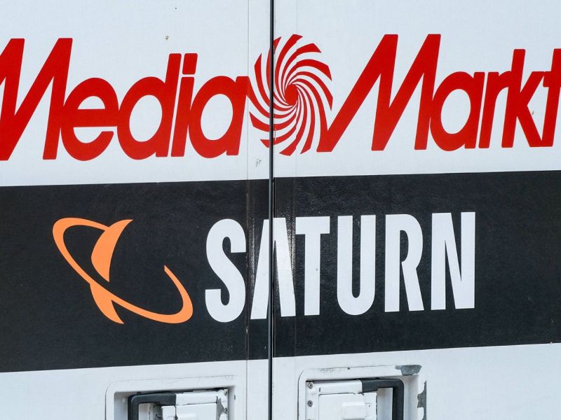 Logos von Media Markt und Saturn auf einem Lastwagen.