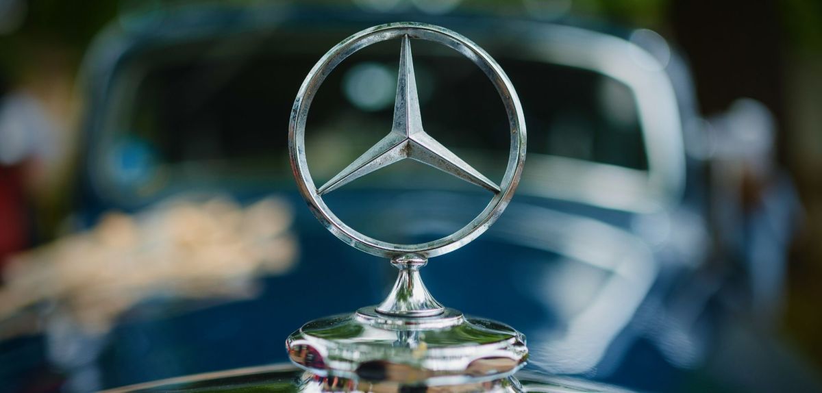 Stern von Mercedes-Benz in Großaufnahme.