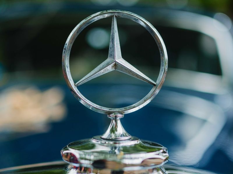 Stern von Mercedes-Benz in Großaufnahme.