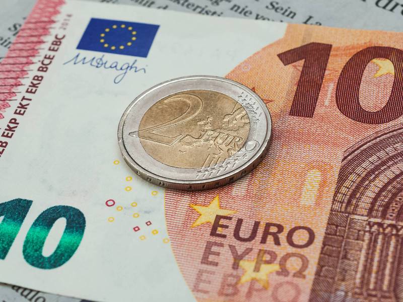 10-Euro-Schein und eine 2-Euro-Münze
