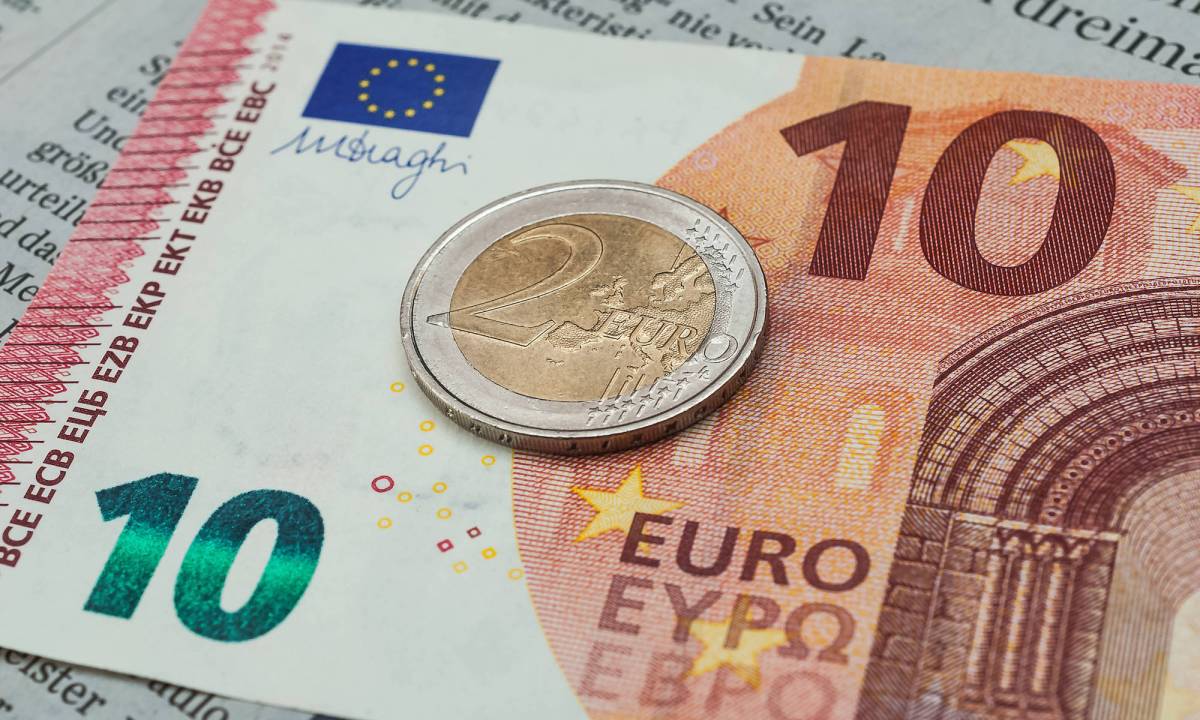 10-Euro-Schein und eine 2-Euro-Münze