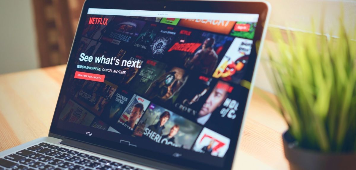 Aufgeklappter Laptop mit Netflix auf dem Display.