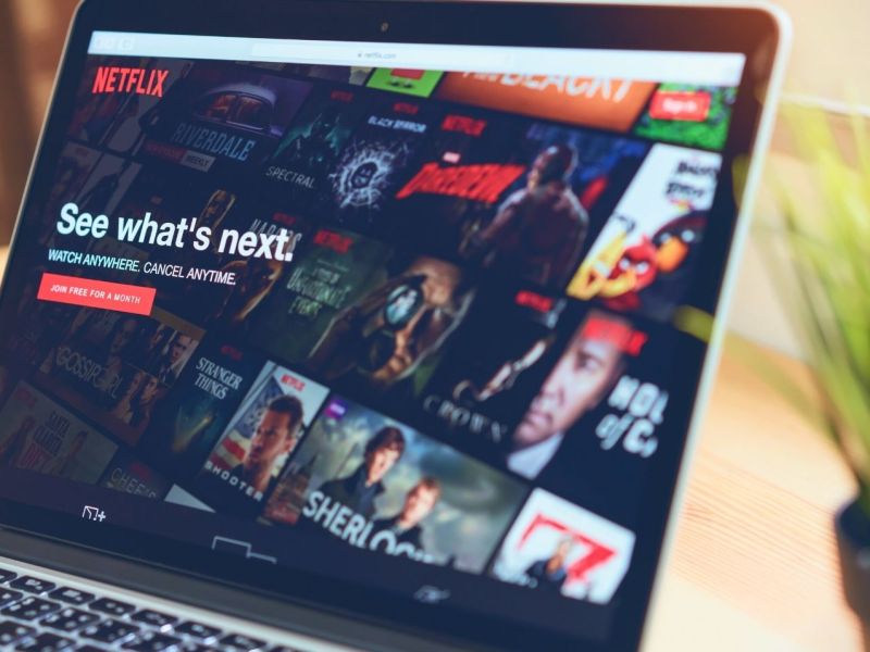Aufgeklappter Laptop mit Netflix auf dem Display.