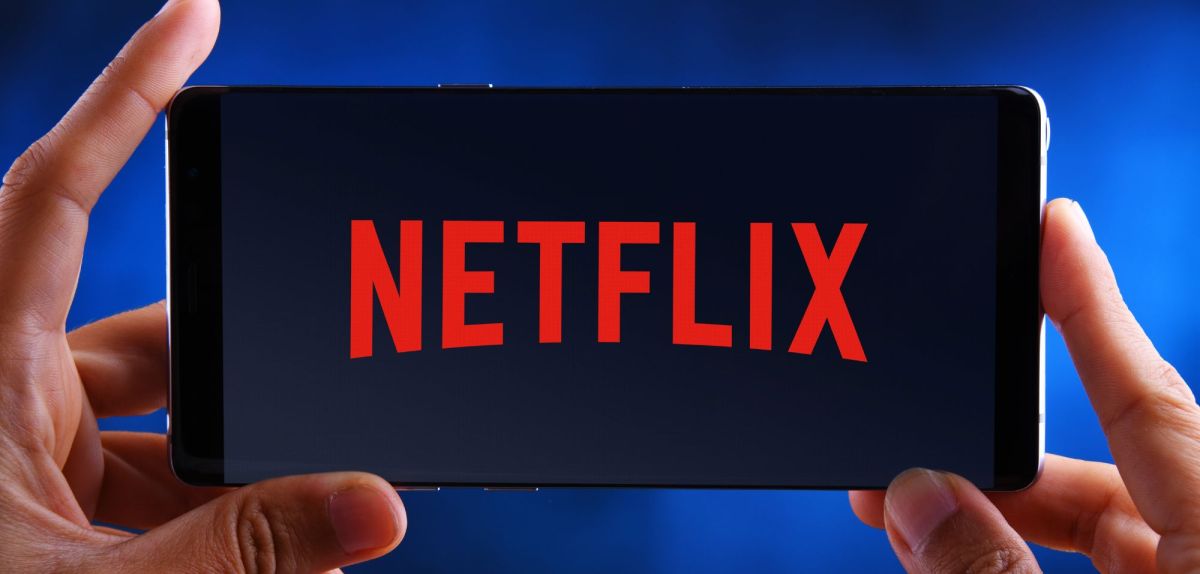 Netflix-Logo auf einem Handy-Bildschirm.