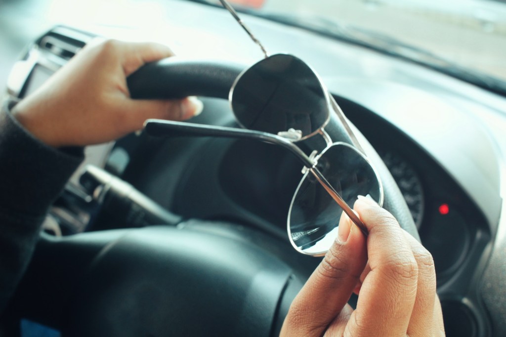 Sonnenbrille im Auto: Wer das tut, zahlt 25 Euro Strafe