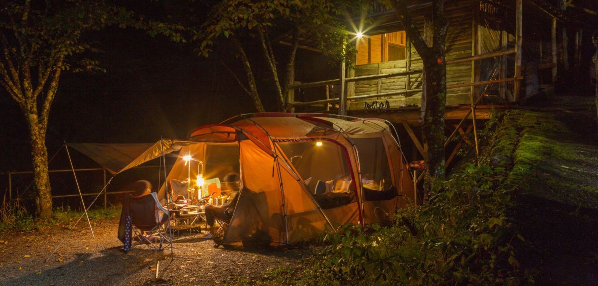 Camper mit Zelt, Hütte und viel Licht