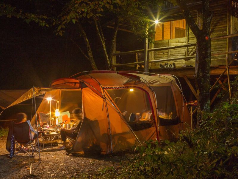 Camper mit Zelt, Hütte und viel Licht