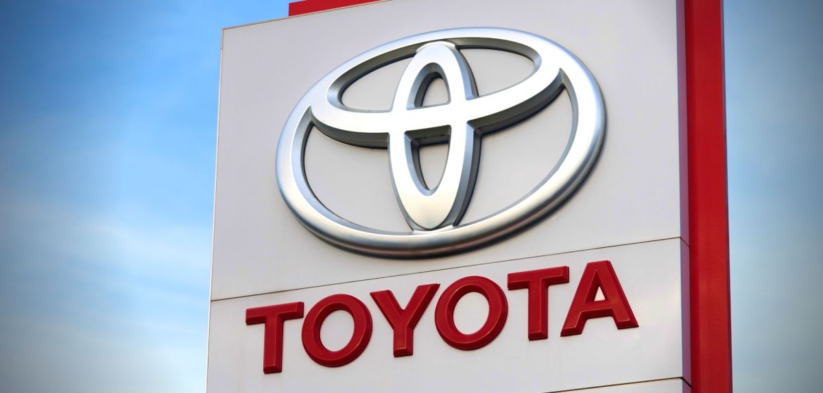 Toyota-Symbol an einer Säule.