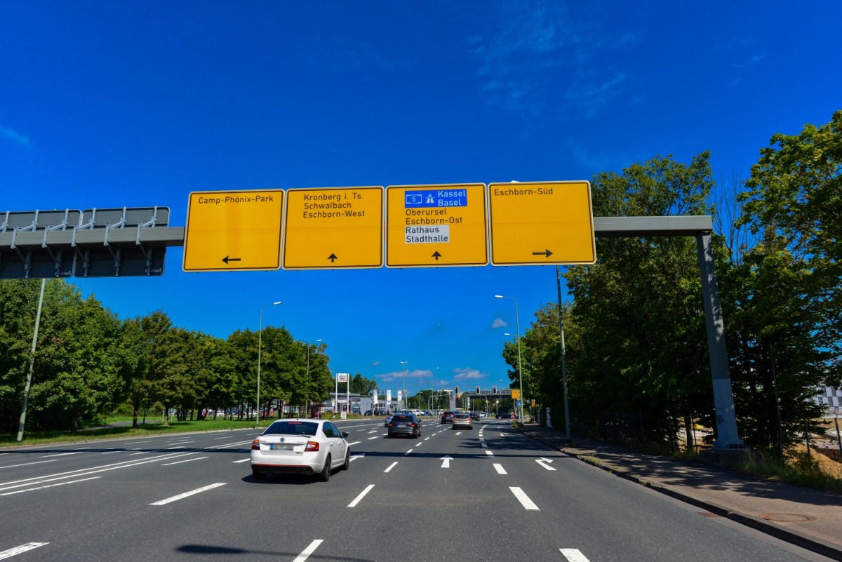 Verkehrsschilder über der Sossenheimerstrasse Eschborn-Hessen