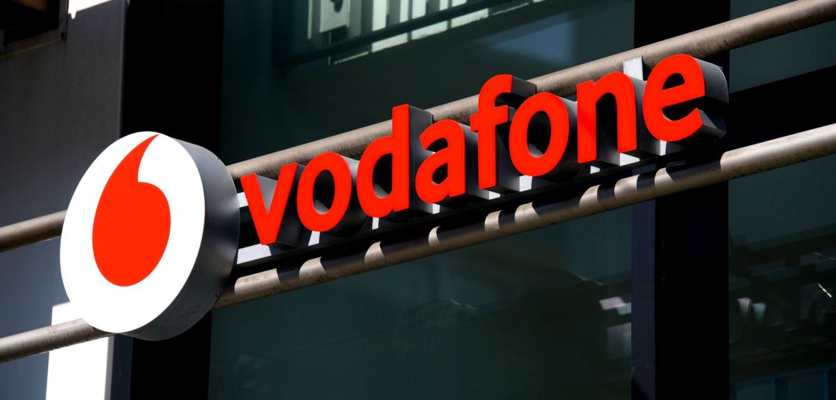 Logo von Vodafone an einer Gebäudefassade.