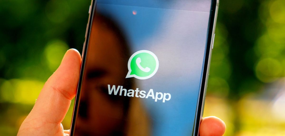 WhatsApp-Logo auf einem Handy-Display.