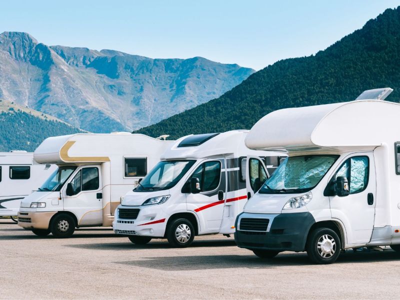 Wohnmobile mit Bergen im Hintergrund
