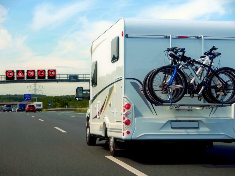 Wohnmobil fährt auf der Autobahn