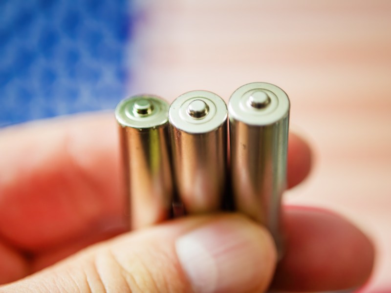 drei AAA-Batterien