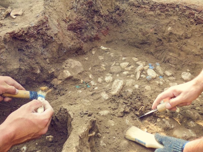 Personen bei einer archäologischen Ausgrabung.